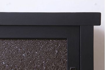 アンティーク家具　ダイヤガラス入り!脚付きのペイント収納棚