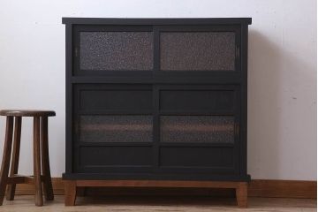 アンティーク家具　ダイヤガラス入り!脚付きのペイント収納棚