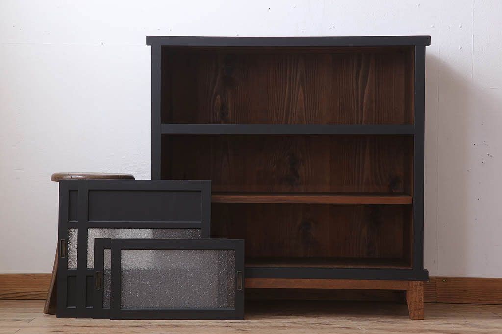 アンティーク家具　ダイヤガラス入り!脚付きのペイント収納棚