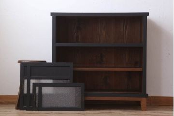 アンティーク家具　ダイヤガラス入り!脚付きのペイント収納棚