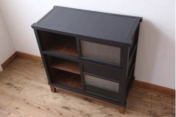 アンティーク家具　ダイヤガラス入り!脚付きのペイント収納棚