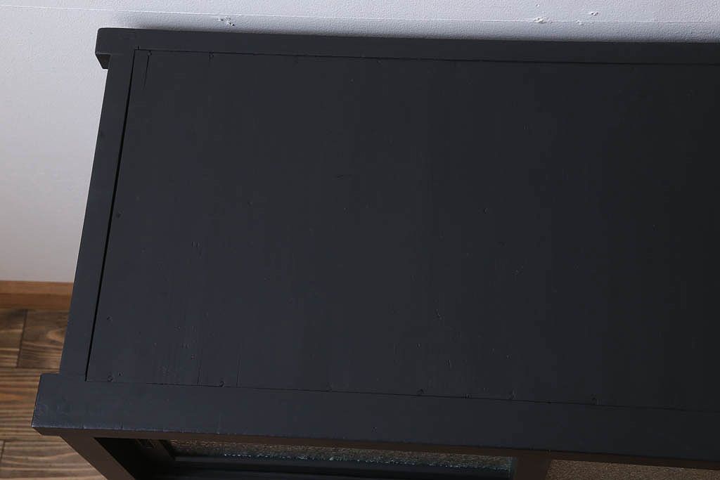 アンティーク家具　ダイヤガラス入り!脚付きのペイント収納棚