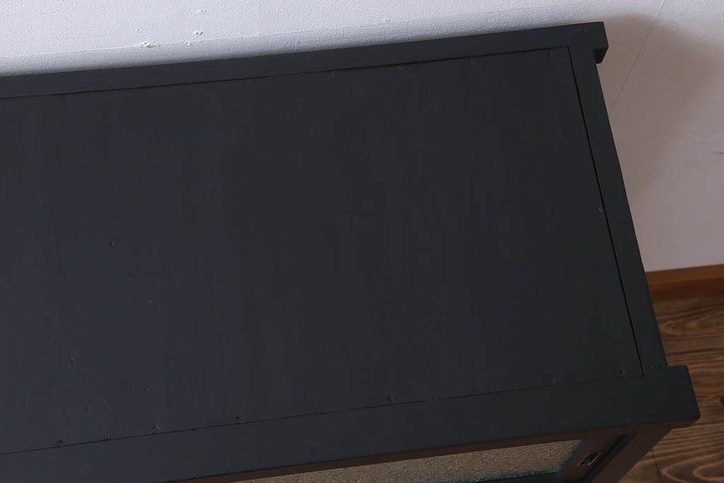 アンティーク家具　ダイヤガラス入り!脚付きのペイント収納棚