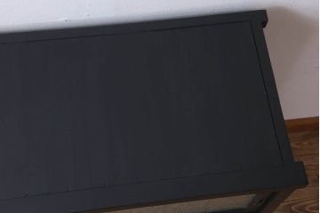 アンティーク家具　ダイヤガラス入り!脚付きのペイント収納棚