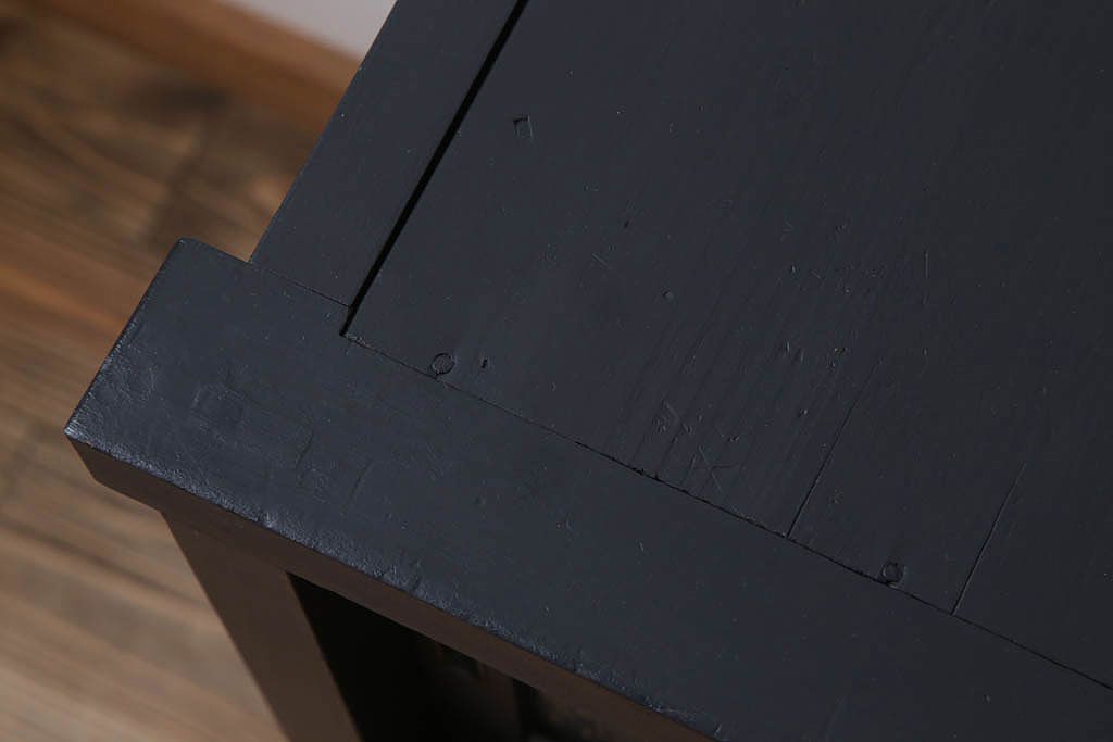 アンティーク家具　ダイヤガラス入り!脚付きのペイント収納棚