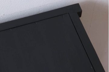 アンティーク家具　ダイヤガラス入り!脚付きのペイント収納棚