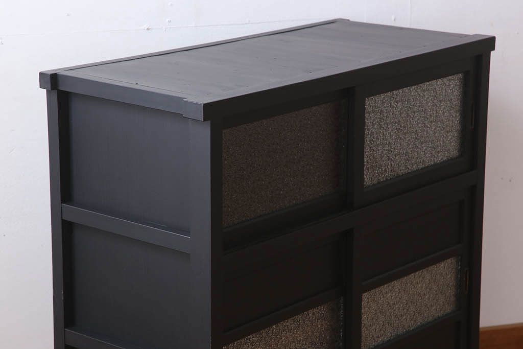 アンティーク家具　ダイヤガラス入り!脚付きのペイント収納棚