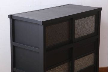 アンティーク家具　ダイヤガラス入り!脚付きのペイント収納棚