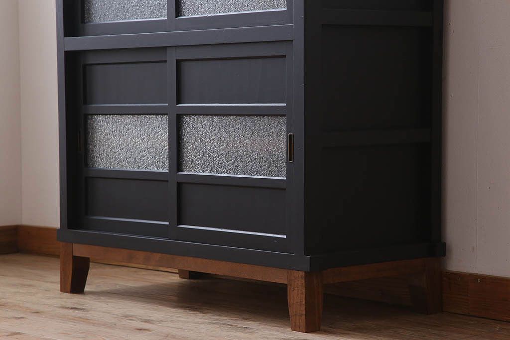 アンティーク家具　ダイヤガラス入り!脚付きのペイント収納棚