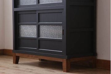 アンティーク家具　ダイヤガラス入り!脚付きのペイント収納棚