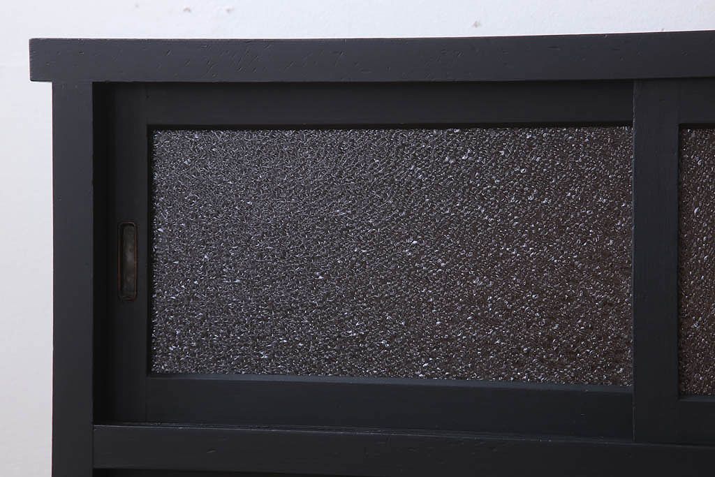 アンティーク家具　ダイヤガラス入り!脚付きのペイント収納棚