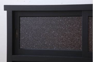 アンティーク家具　ダイヤガラス入り!脚付きのペイント収納棚