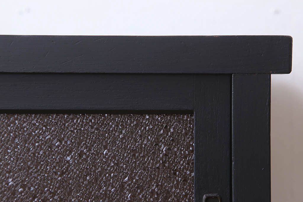 アンティーク家具　ダイヤガラス入り!脚付きのペイント収納棚