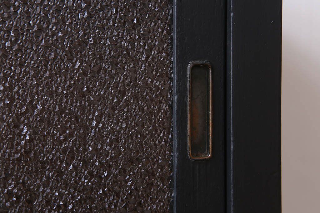 アンティーク家具　ダイヤガラス入り!脚付きのペイント収納棚