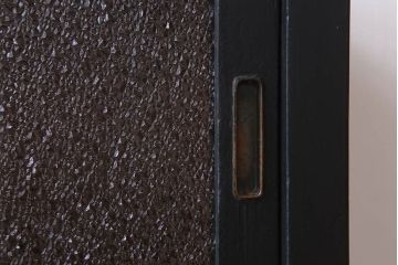 アンティーク家具　ダイヤガラス入り!脚付きのペイント収納棚