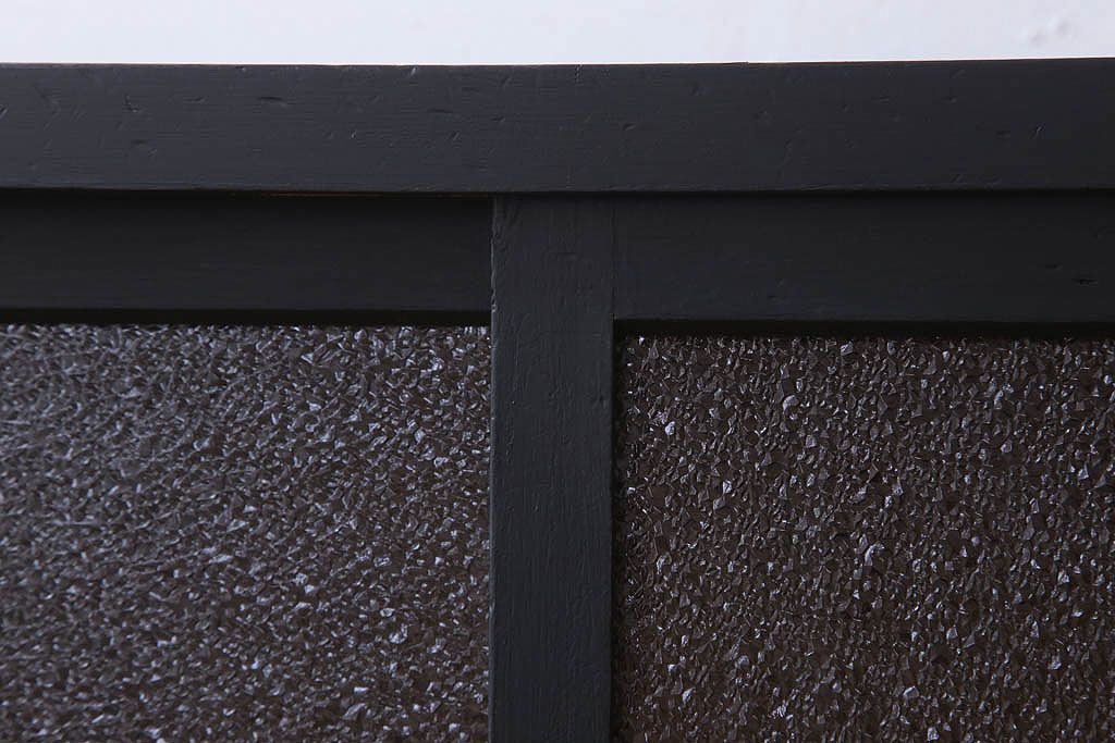 アンティーク家具　ダイヤガラス入り!脚付きのペイント収納棚