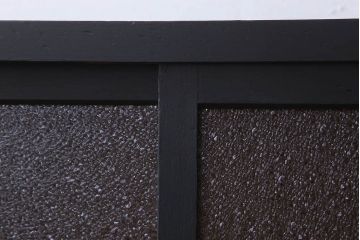 アンティーク家具　ダイヤガラス入り!脚付きのペイント収納棚