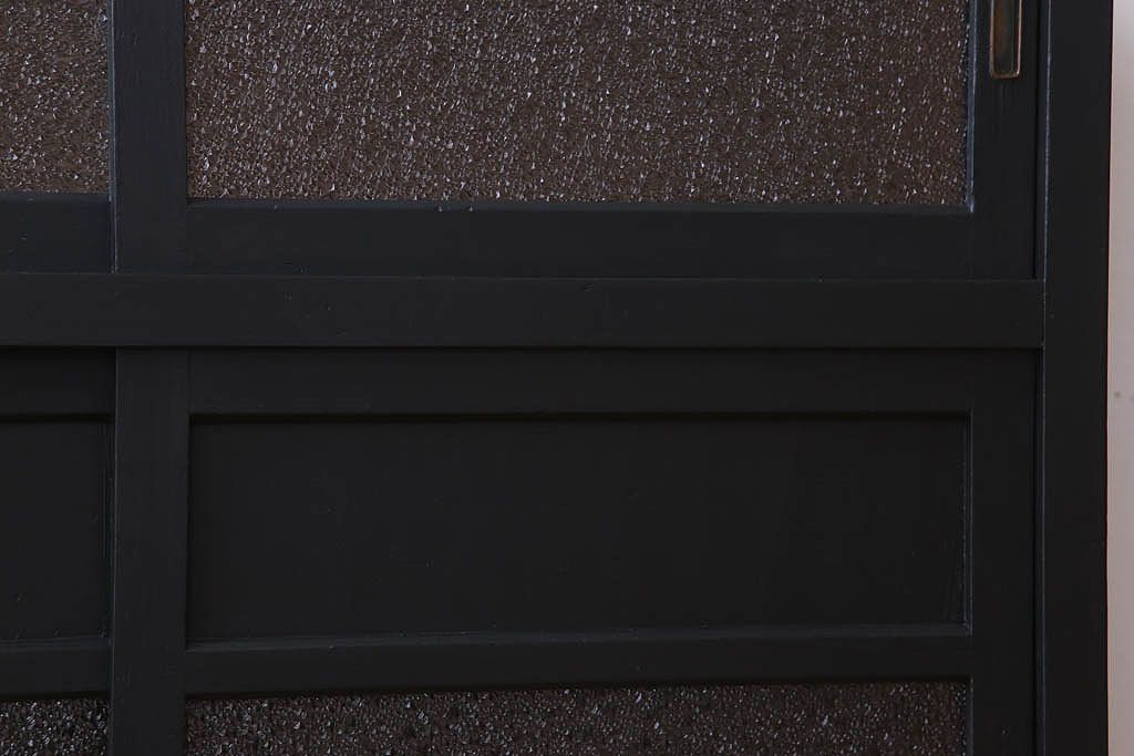 アンティーク家具　ダイヤガラス入り!脚付きのペイント収納棚