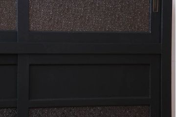 アンティーク家具　ダイヤガラス入り!脚付きのペイント収納棚