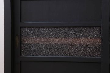 アンティーク家具　ダイヤガラス入り!脚付きのペイント収納棚