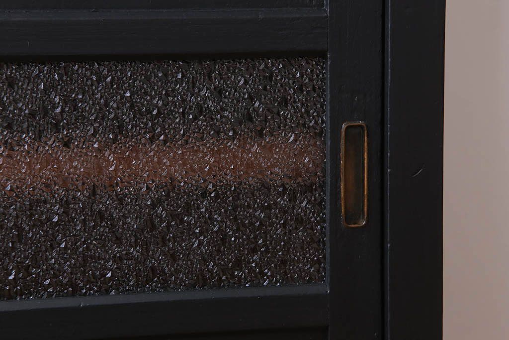 アンティーク家具　ダイヤガラス入り!脚付きのペイント収納棚