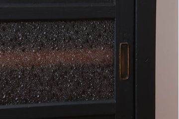 アンティーク家具　ダイヤガラス入り!脚付きのペイント収納棚