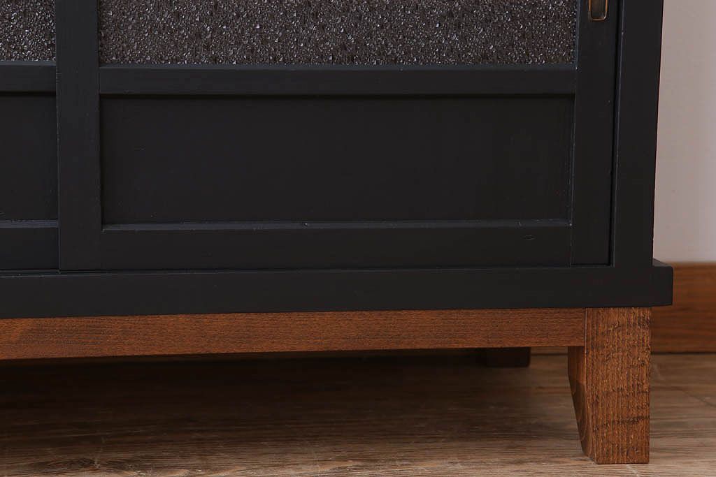 アンティーク家具　ダイヤガラス入り!脚付きのペイント収納棚