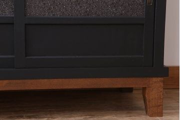 アンティーク家具　ダイヤガラス入り!脚付きのペイント収納棚