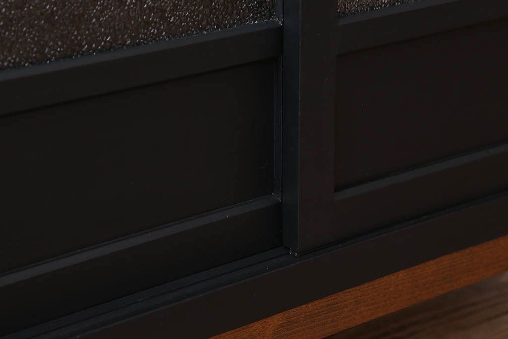 アンティーク家具　ダイヤガラス入り!脚付きのペイント収納棚