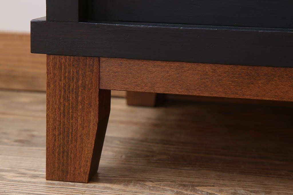 アンティーク家具　ダイヤガラス入り!脚付きのペイント収納棚