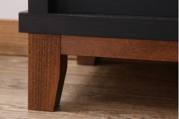 アンティーク家具　ダイヤガラス入り!脚付きのペイント収納棚