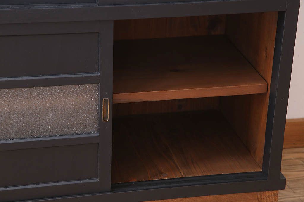 アンティーク家具　ダイヤガラス入り!脚付きのペイント収納棚