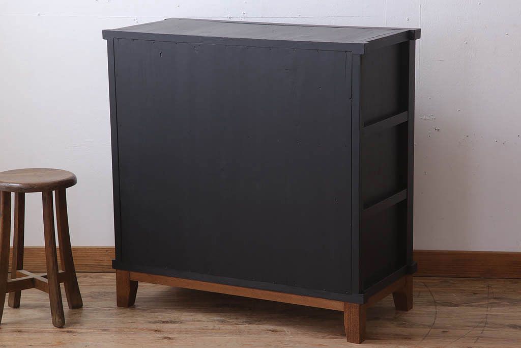 アンティーク家具　ダイヤガラス入り!脚付きのペイント収納棚