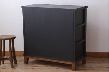 アンティーク家具　ダイヤガラス入り!脚付きのペイント収納棚