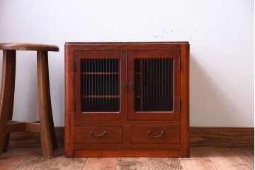 アンティーク家具　古い木製の小さなモールガラス扉収納棚