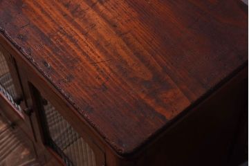 アンティーク家具　古い木製の小さなモールガラス扉収納棚
