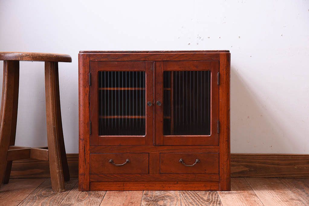 アンティーク家具　古い木製の小さなモールガラス扉収納棚