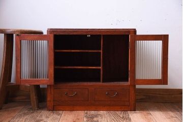 アンティーク家具　古い木製の小さなモールガラス扉収納棚