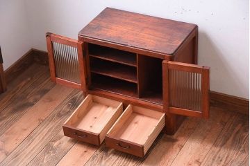 アンティーク家具　古い木製の小さなモールガラス扉収納棚