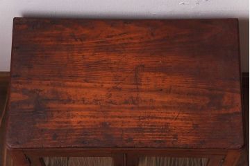 アンティーク家具　古い木製の小さなモールガラス扉収納棚