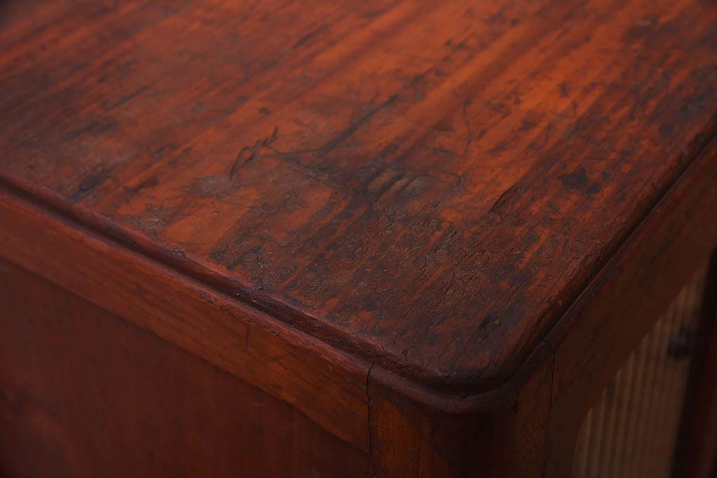 アンティーク家具　古い木製の小さなモールガラス扉収納棚