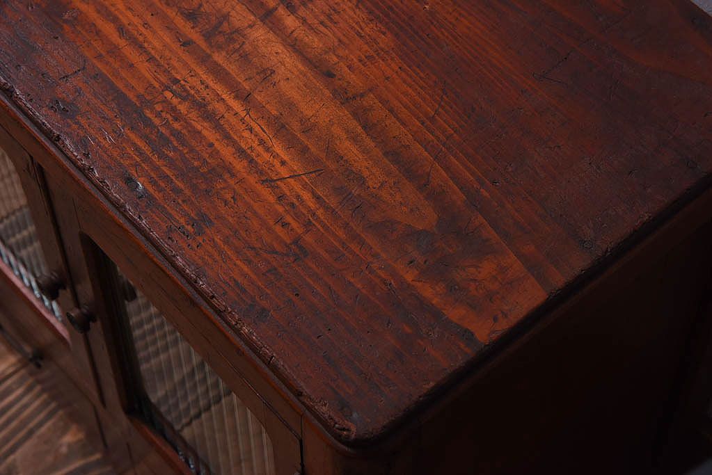 アンティーク家具　古い木製の小さなモールガラス扉収納棚