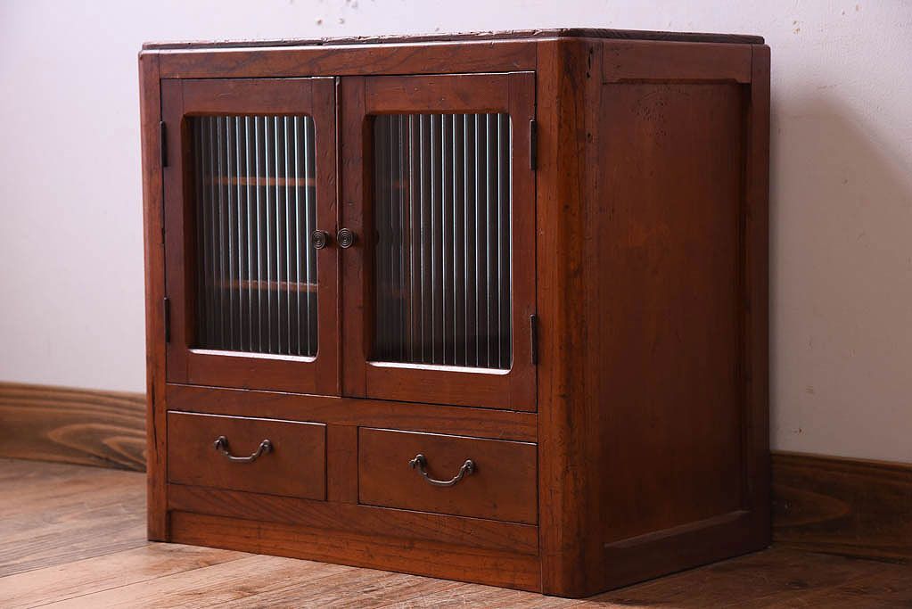 アンティーク家具　古い木製の小さなモールガラス扉収納棚