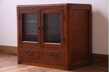 アンティーク家具　古い木製の小さなモールガラス扉収納棚