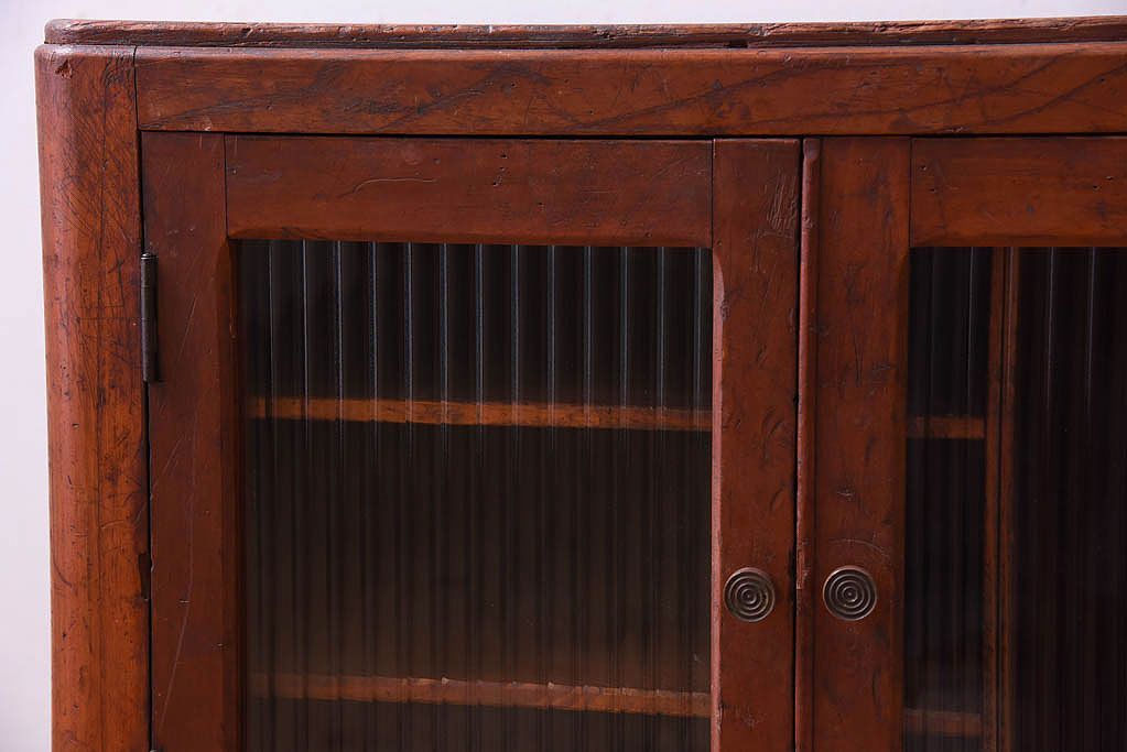 アンティーク家具　古い木製の小さなモールガラス扉収納棚