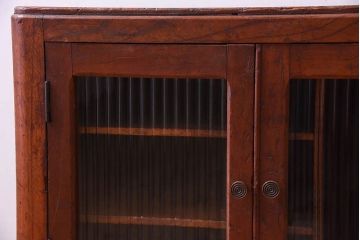 アンティーク家具　古い木製の小さなモールガラス扉収納棚