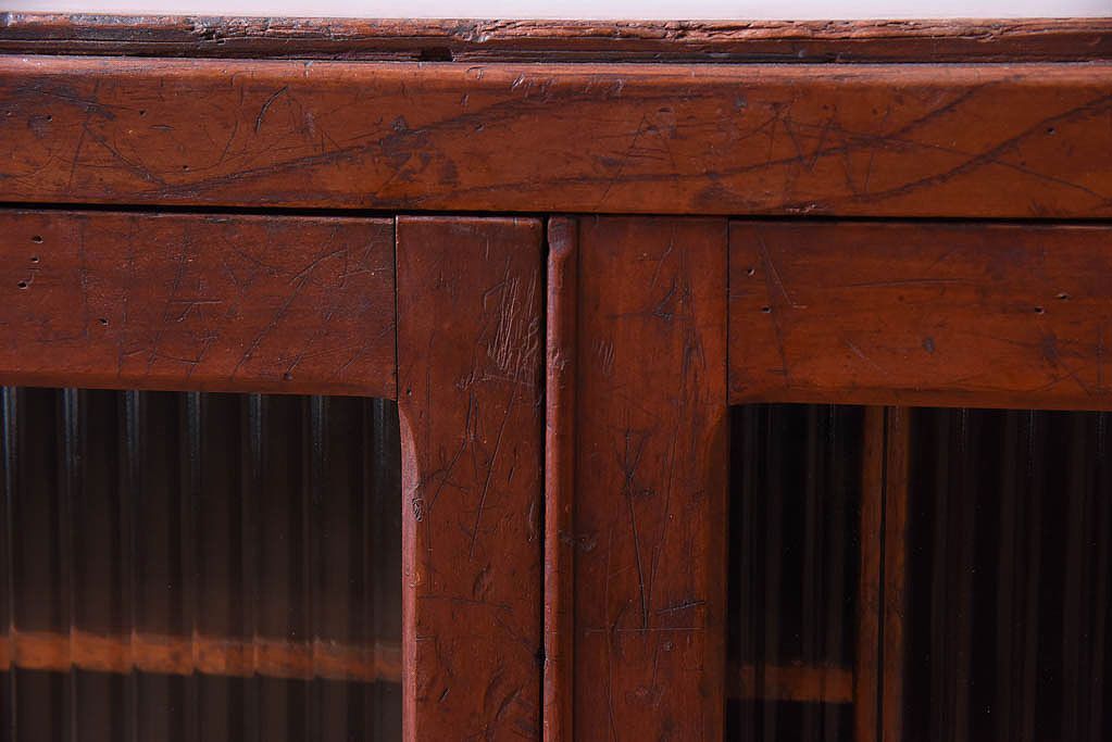 アンティーク家具　古い木製の小さなモールガラス扉収納棚