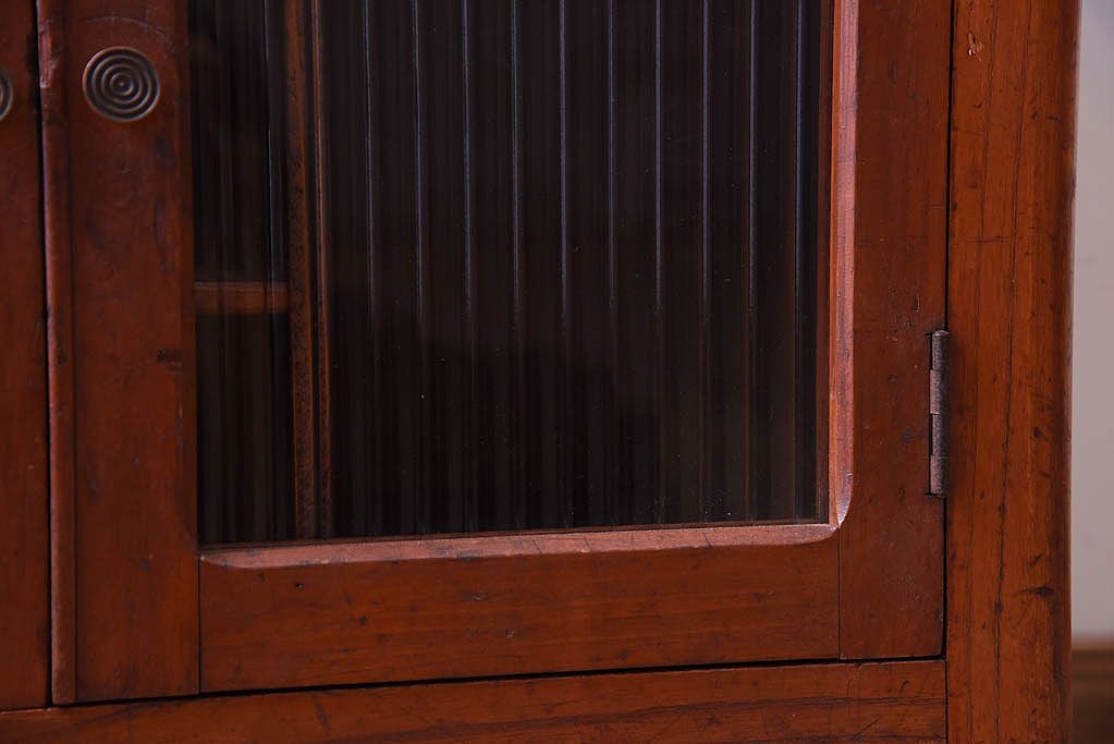 アンティーク家具　古い木製の小さなモールガラス扉収納棚