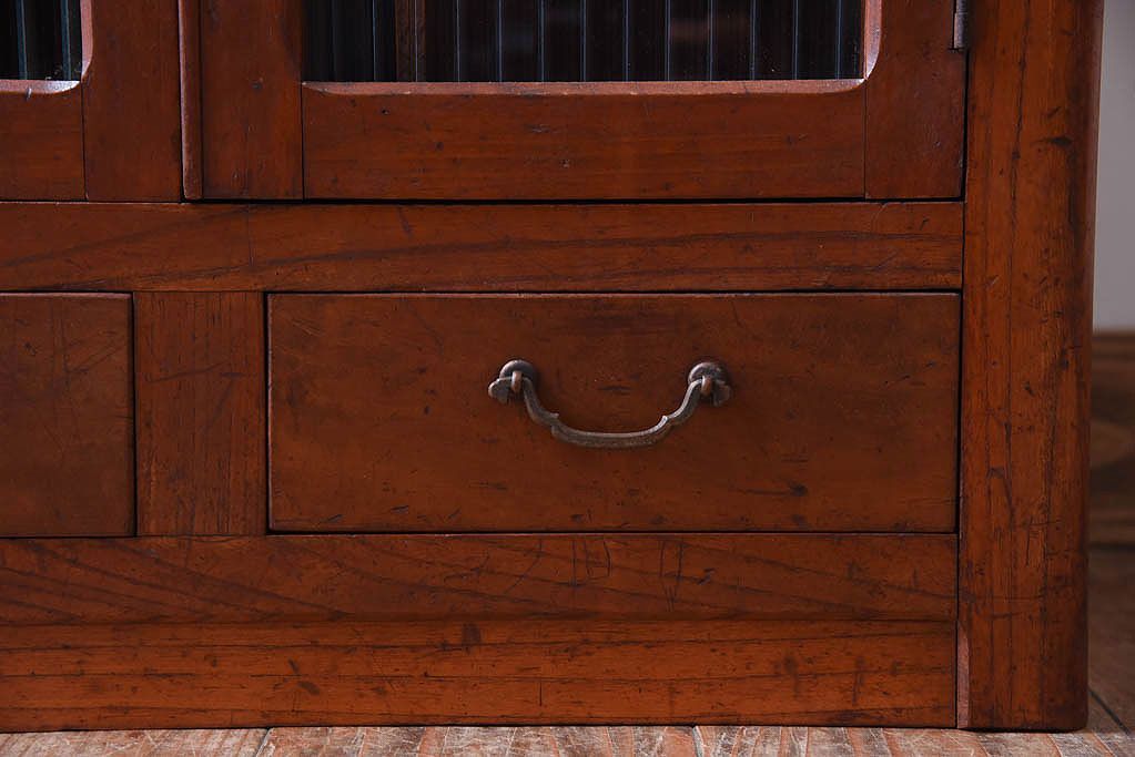 アンティーク家具　古い木製の小さなモールガラス扉収納棚