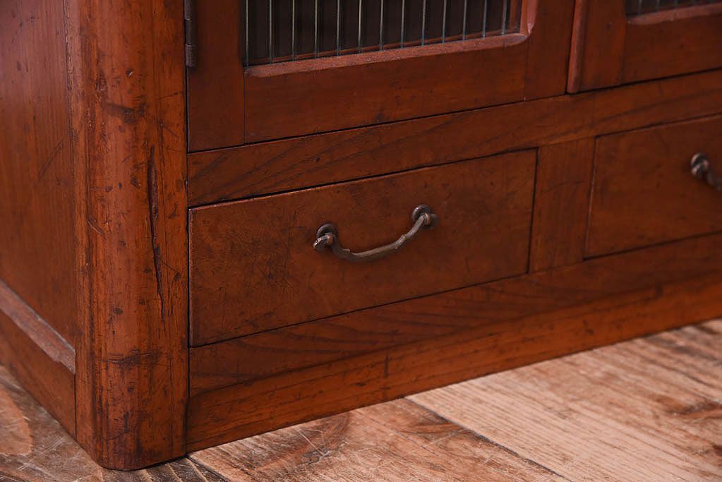 アンティーク家具　古い木製の小さなモールガラス扉収納棚